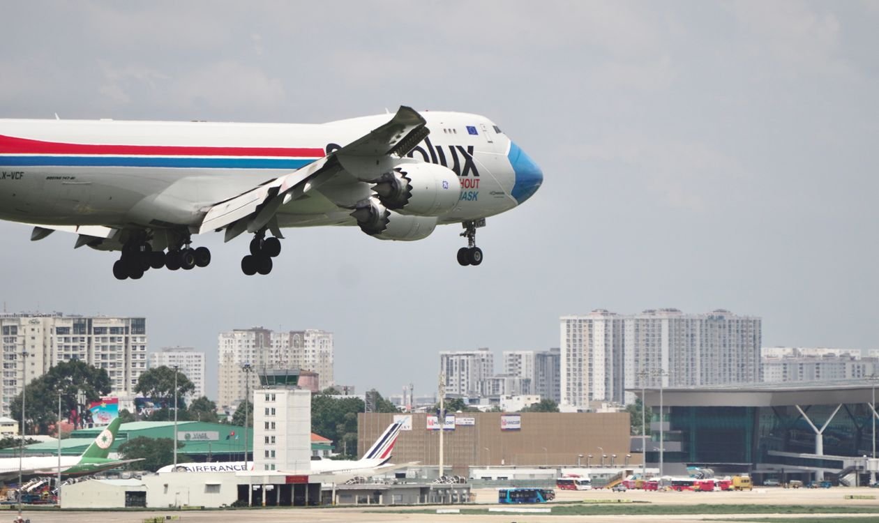 Airplane in flight